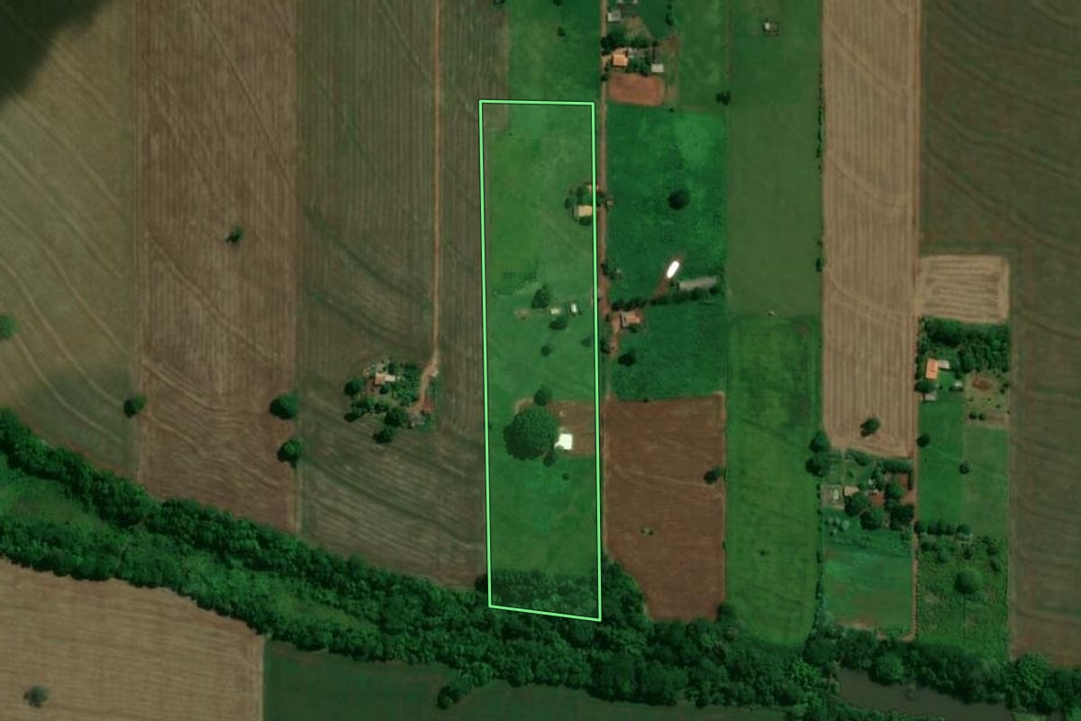 Imagem de satélite do imóvel rural em Ângulo (PR), com o contorno declarado no CAR desenhado por cima.