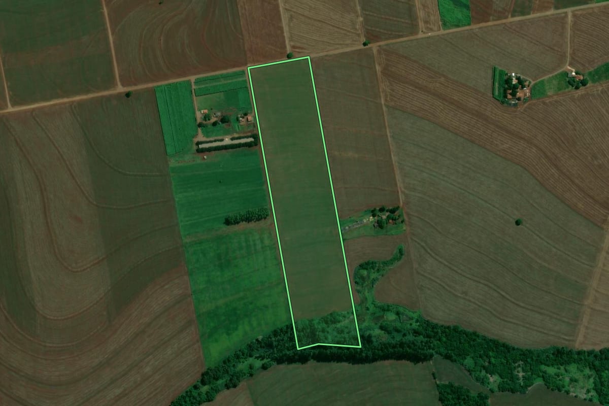 Imagem de satélite do imóvel rural em Ângulo (PR), com o contorno declarado no CAR desenhado por cima.