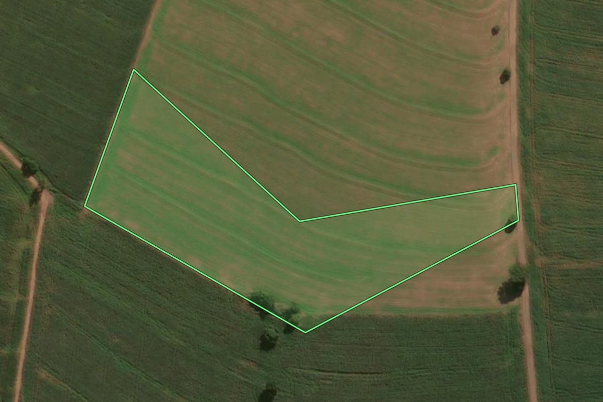 Imagem de satélite do imóvel rural em Ângulo (PR), com o contorno declarado no CAR desenhado por cima.