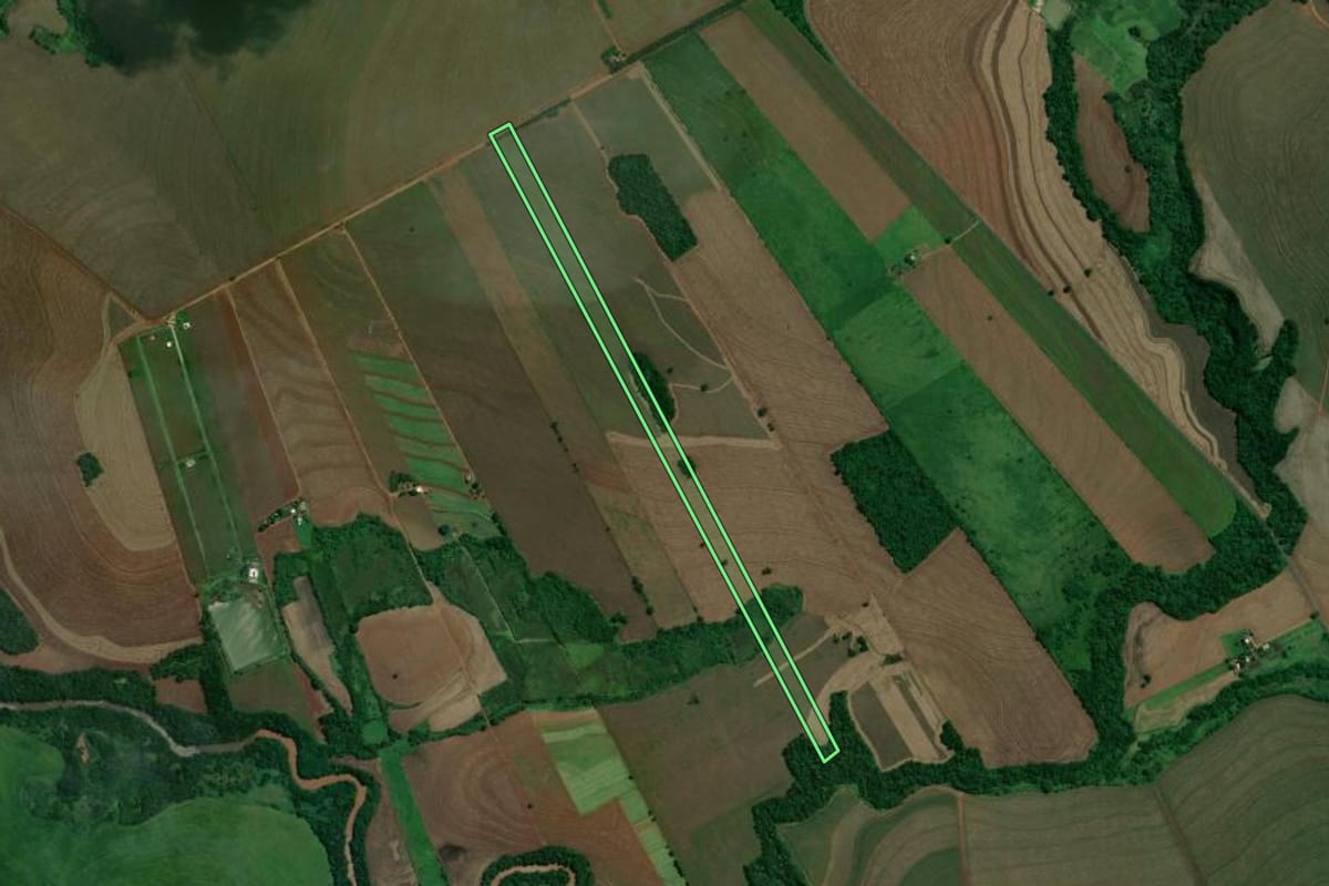 Imagem de satélite do imóvel rural em Ângulo (PR), com o contorno declarado no CAR desenhado por cima.