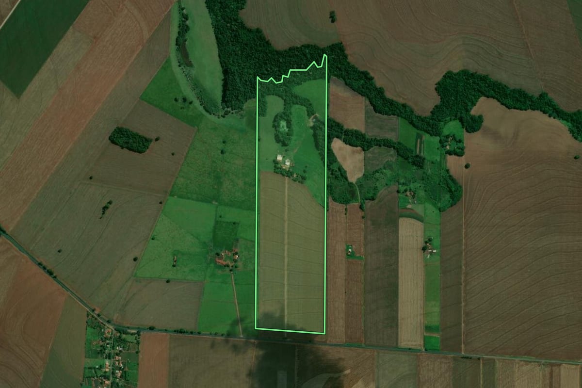 Imagem de satélite do imóvel rural em Ângulo (PR), com o contorno declarado no CAR desenhado por cima.