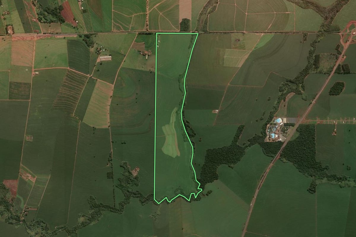 Imagem de satélite do imóvel rural em Ângulo (PR), com o contorno declarado no CAR desenhado por cima.