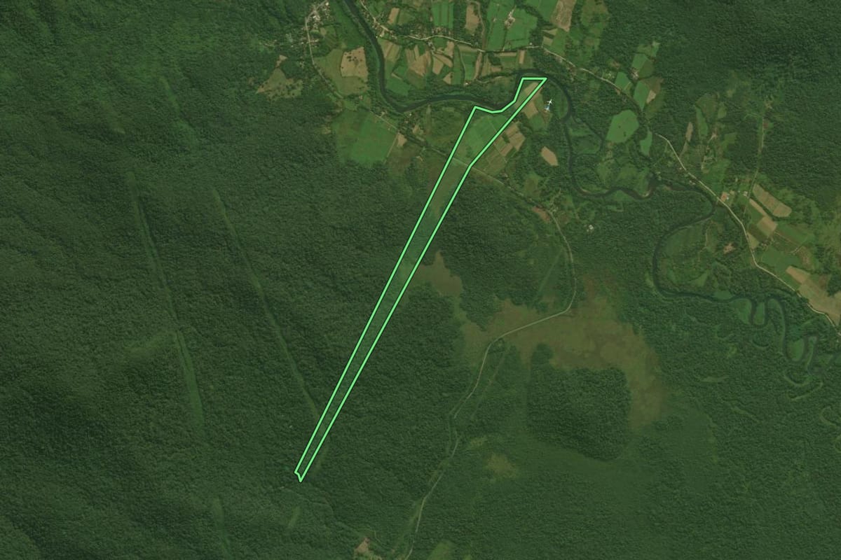 Imagem de satélite do imóvel rural em Antonina (PR), com o contorno declarado no CAR desenhado por cima.