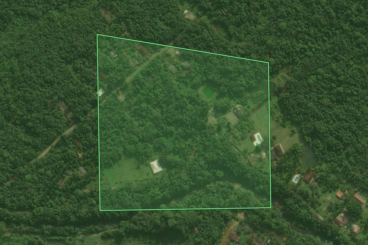 Imagem de satélite do imóvel rural em Antonina (PR), com o contorno declarado no CAR desenhado por cima.
