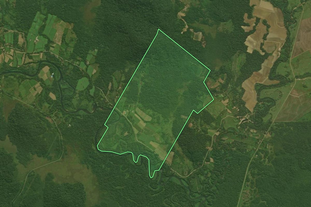 Imagem de satélite do imóvel rural em Antonina (PR), com o contorno declarado no CAR desenhado por cima.