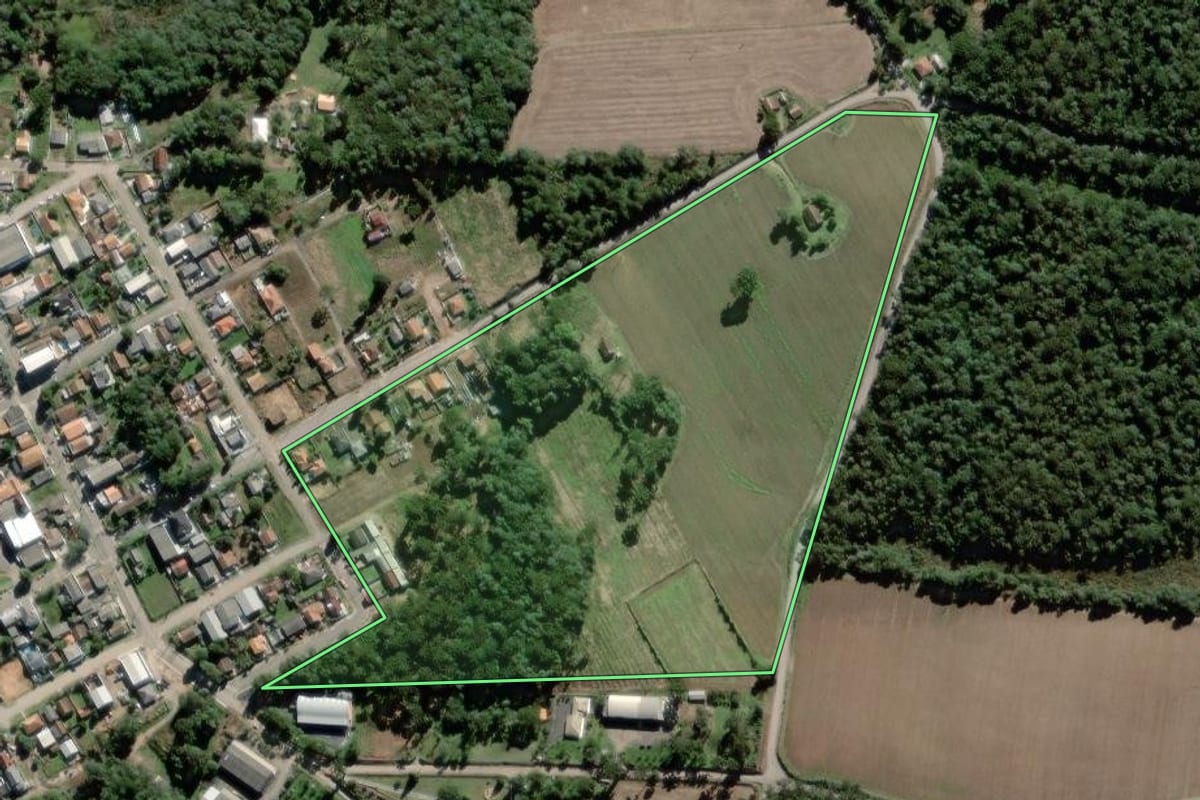 Imagem de satélite do imóvel rural em Antônio Olinto (PR), com o contorno declarado no CAR desenhado por cima.