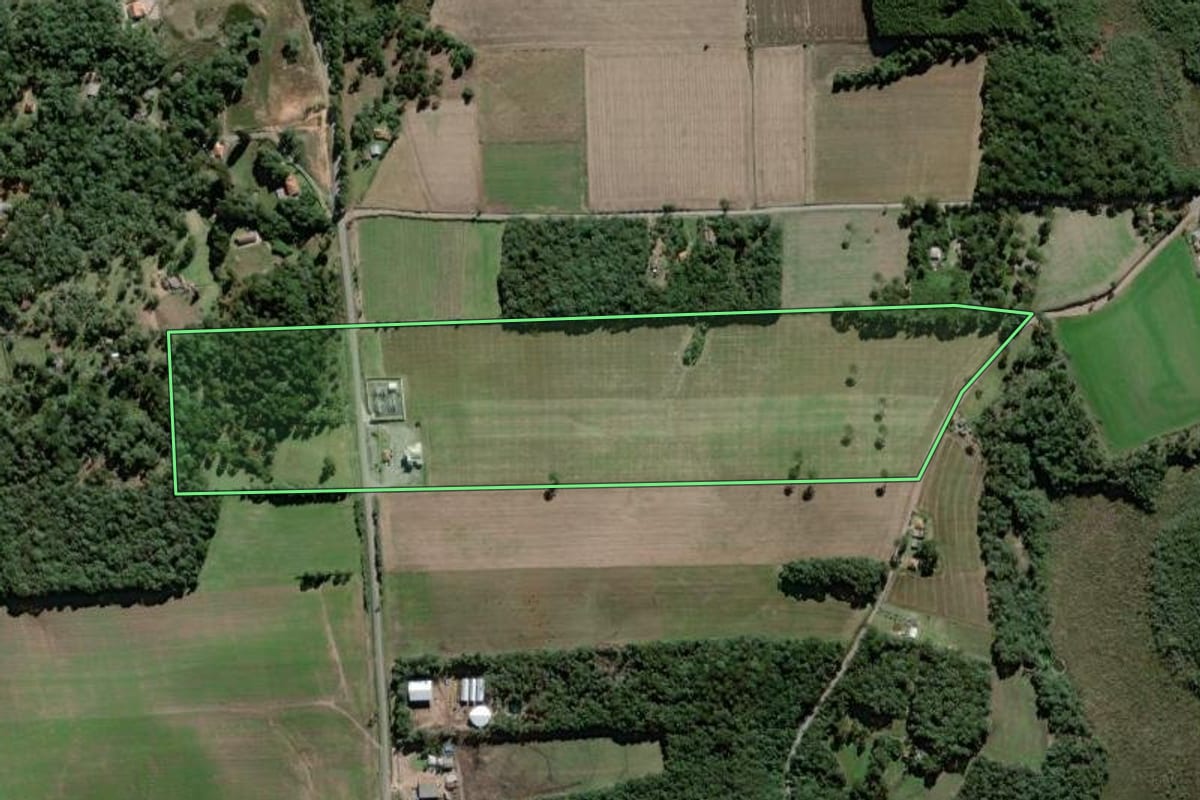 Imagem de satélite do imóvel rural em Antônio Olinto (PR), com o contorno declarado no CAR desenhado por cima.