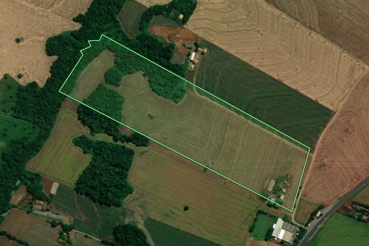 Imagem de satélite do imóvel rural em Apucarana (PR), com o contorno declarado no CAR desenhado por cima.