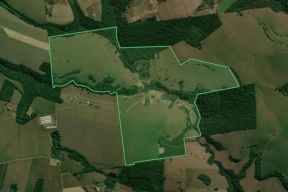 Imagem de satélite do imóvel rural em Apucarana (PR), com o contorno declarado no CAR desenhado por cima.