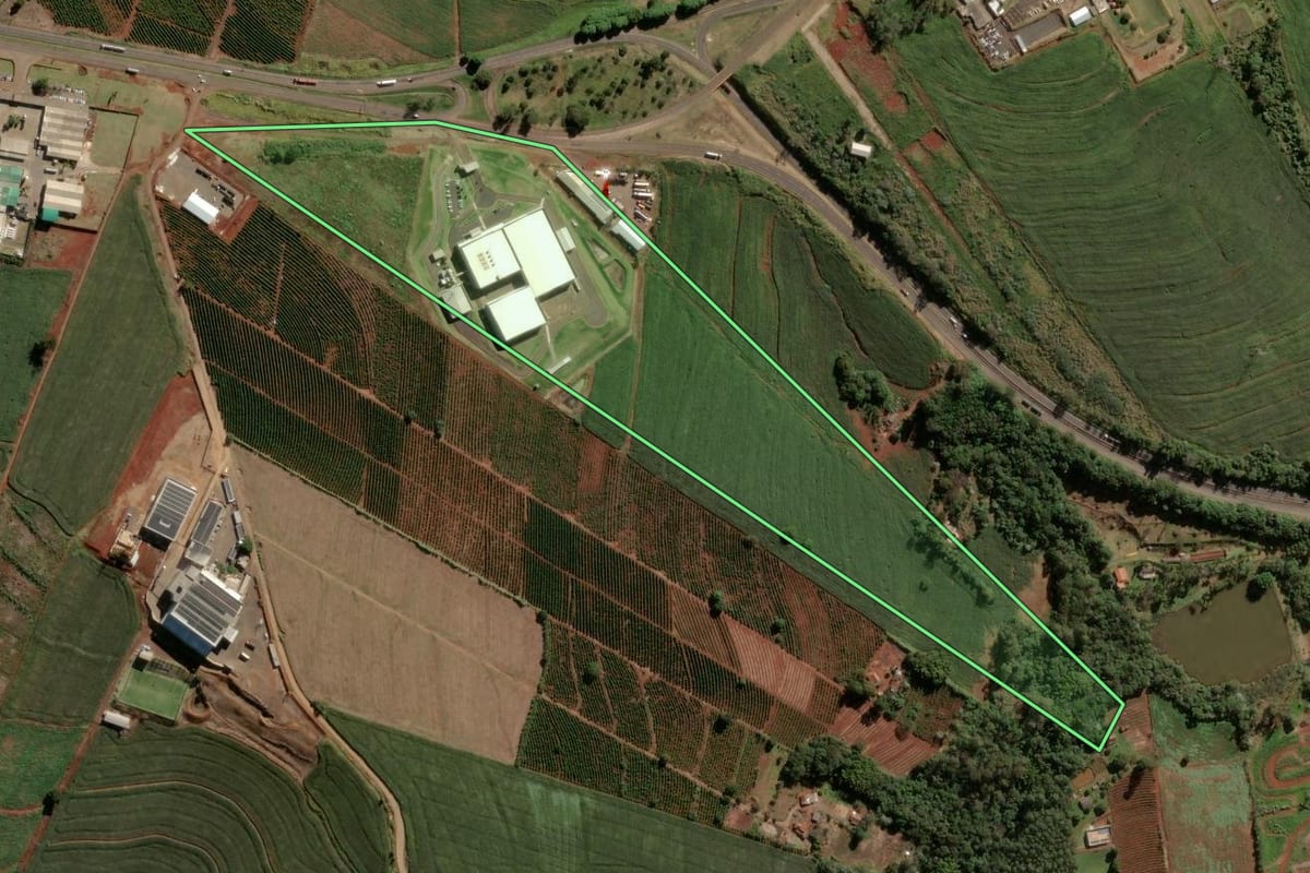 Imagem de satélite do imóvel rural em Apucarana (PR), com o contorno declarado no CAR desenhado por cima.