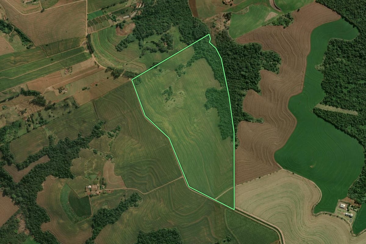 Imagem de satélite do imóvel rural em Apucarana (PR), com o contorno declarado no CAR desenhado por cima.