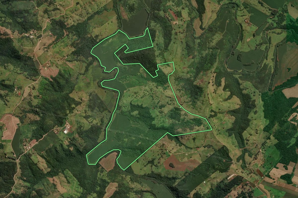 Imagem de satélite do imóvel rural em Apucarana (PR), com o contorno declarado no CAR desenhado por cima.