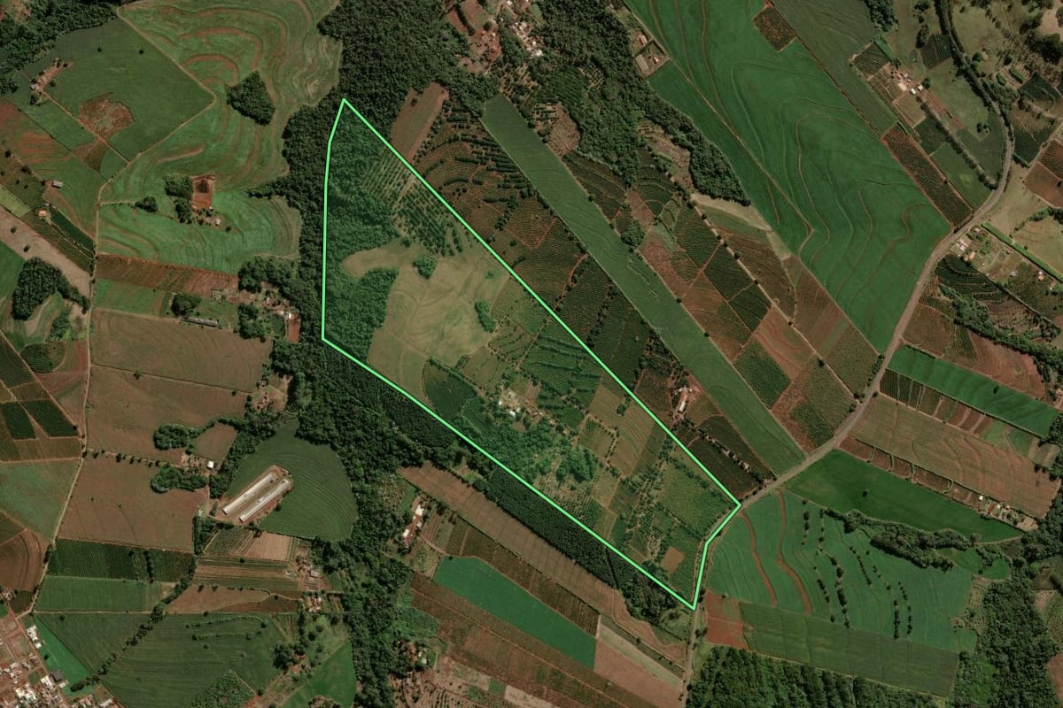 Imagem de satélite do imóvel rural em Apucarana (PR), com o contorno declarado no CAR desenhado por cima.