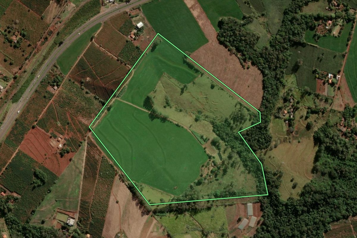 Imagem de satélite do imóvel rural em Apucarana (PR), com o contorno declarado no CAR desenhado por cima.