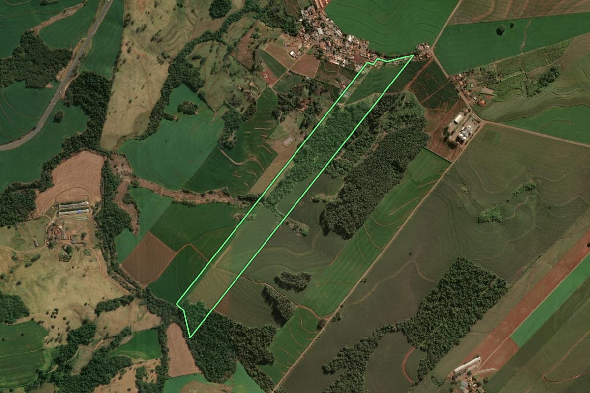 Imagem de satélite do imóvel rural em Apucarana (PR), com o contorno declarado no CAR desenhado por cima.