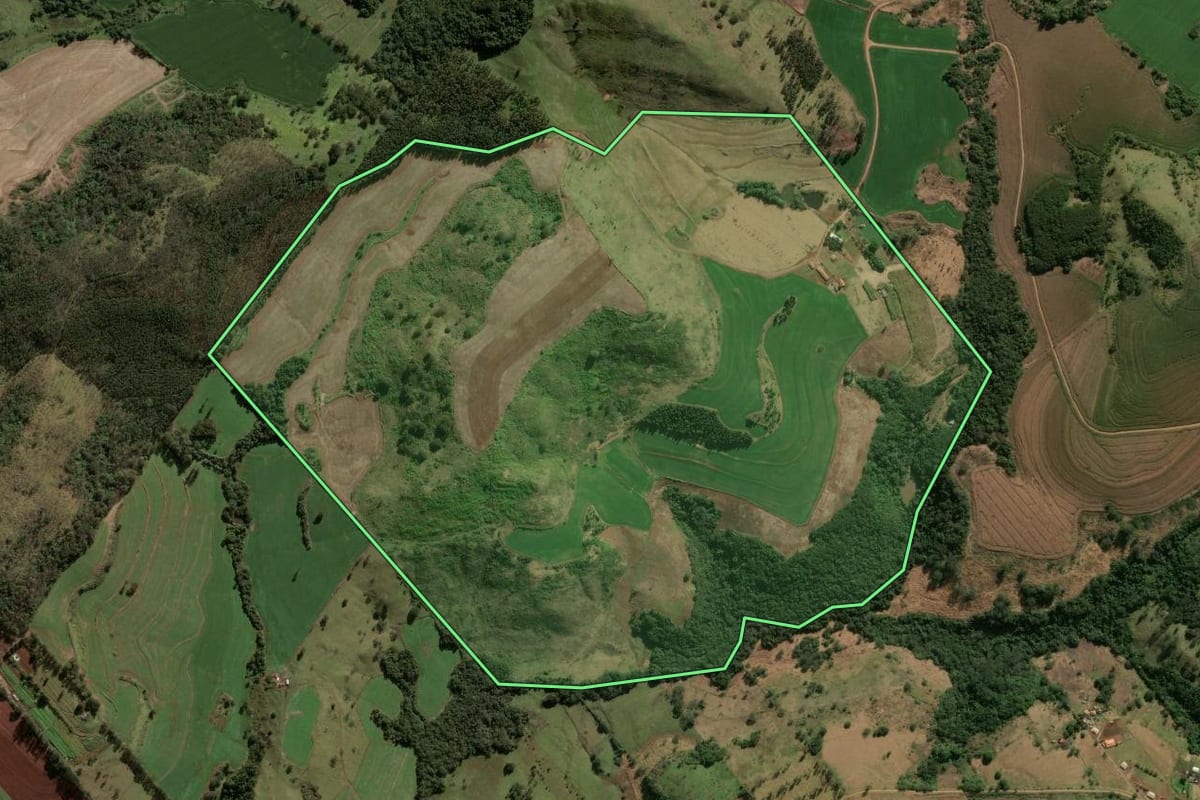 Imagem de satélite do imóvel rural em Apucarana (PR), com o contorno declarado no CAR desenhado por cima.