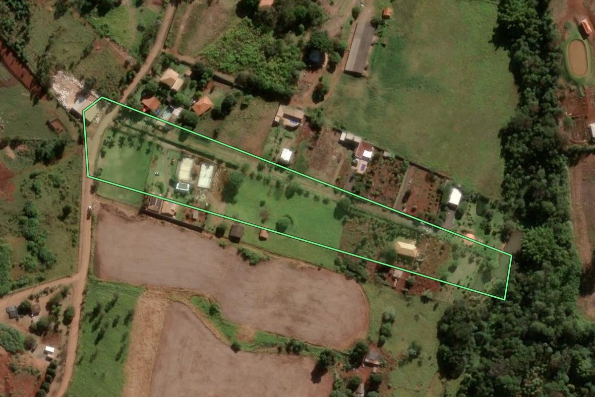Imagem de satélite do imóvel rural em Apucarana (PR), com o contorno declarado no CAR desenhado por cima.