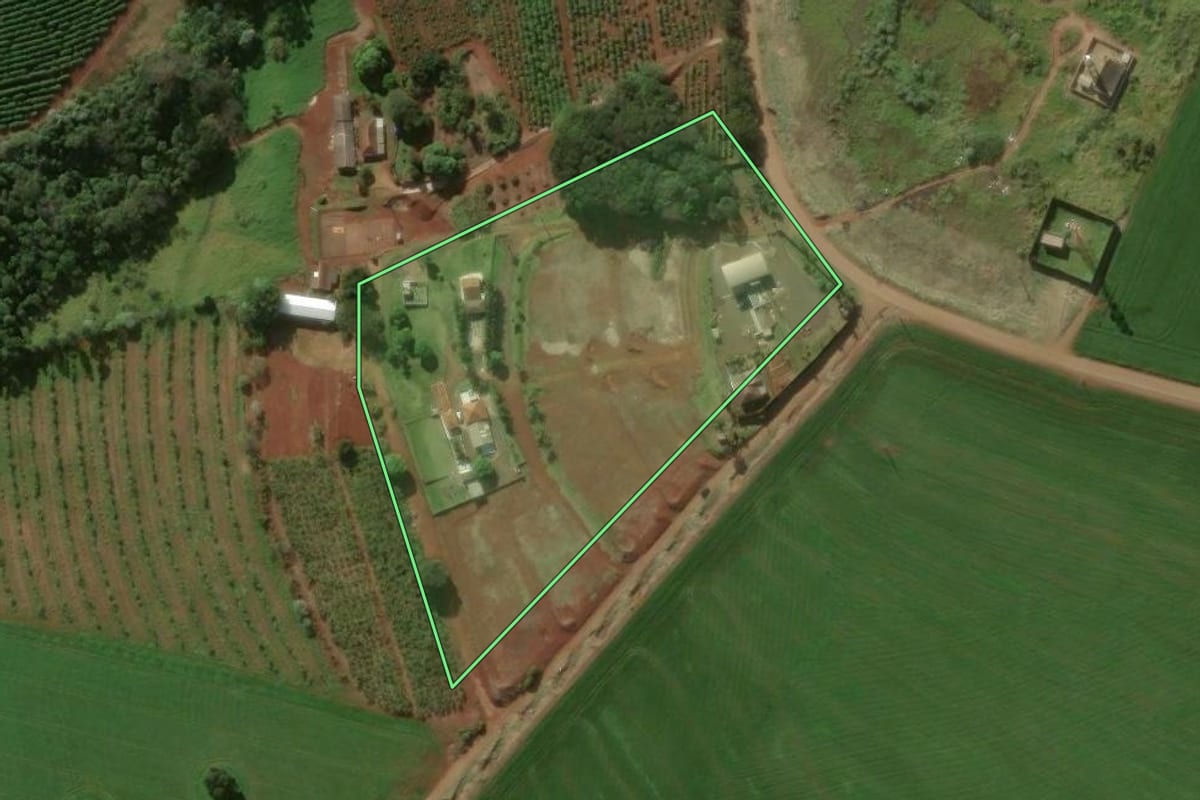 Imagem de satélite do imóvel rural em Apucarana (PR), com o contorno declarado no CAR desenhado por cima.