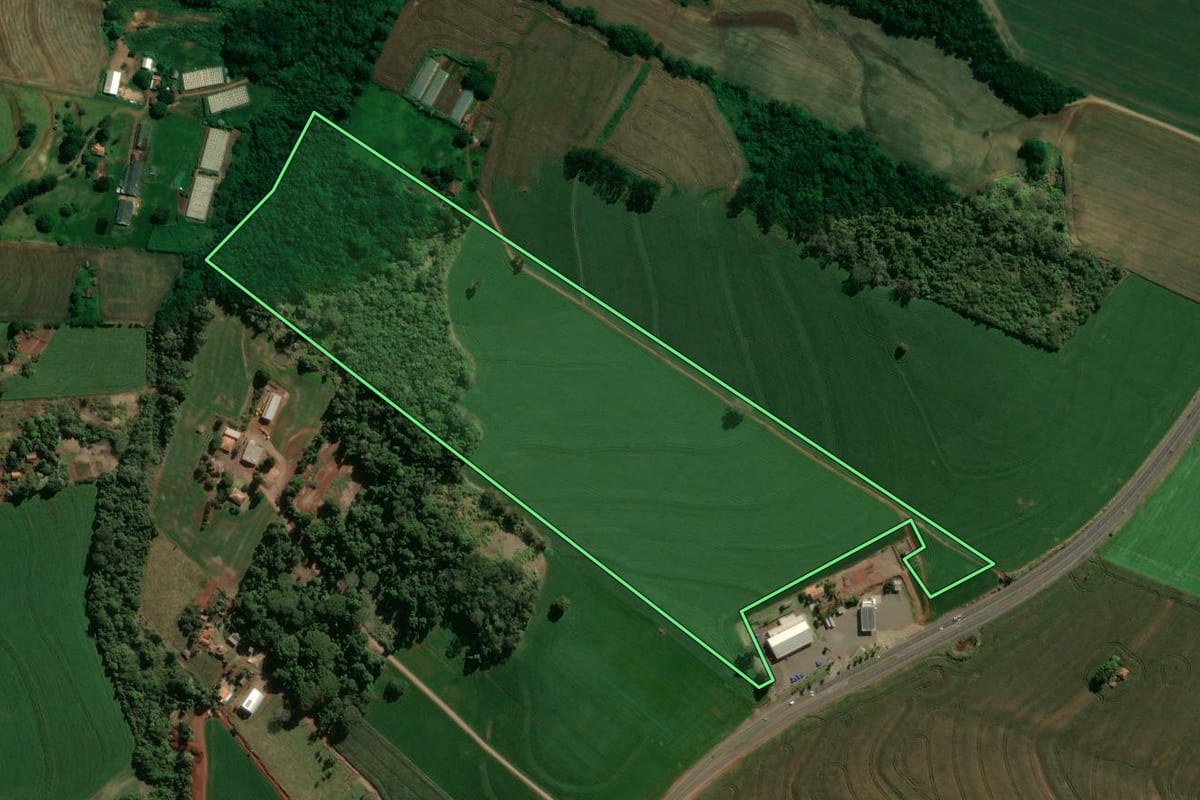 Imagem de satélite do imóvel rural em Apucarana (PR), com o contorno declarado no CAR desenhado por cima.