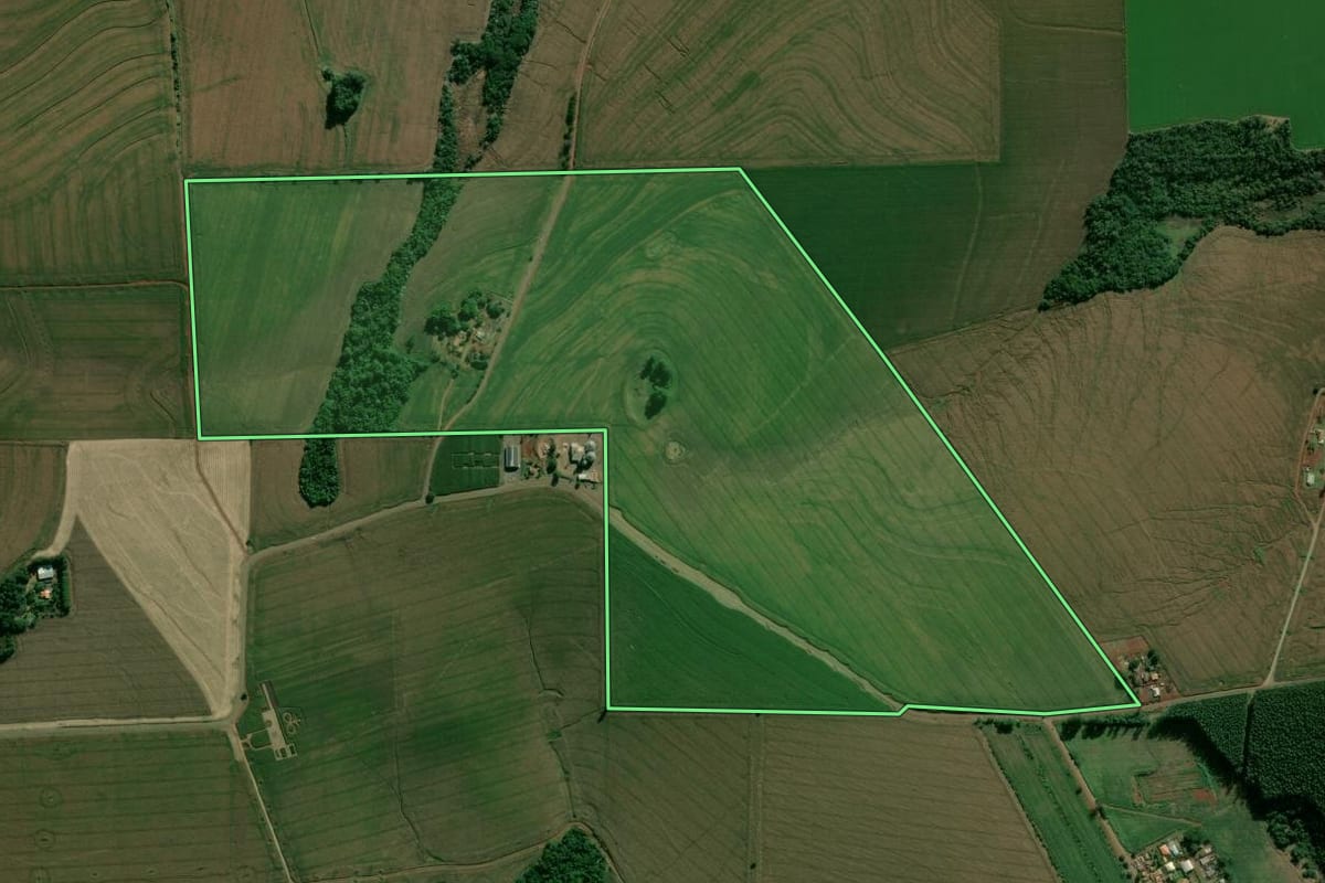 Imagem de satélite do imóvel rural em Apucarana (PR), com o contorno declarado no CAR desenhado por cima.