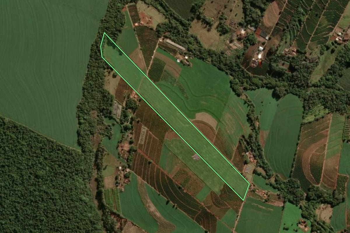 Imagem de satélite do imóvel rural em Apucarana (PR), com o contorno declarado no CAR desenhado por cima.