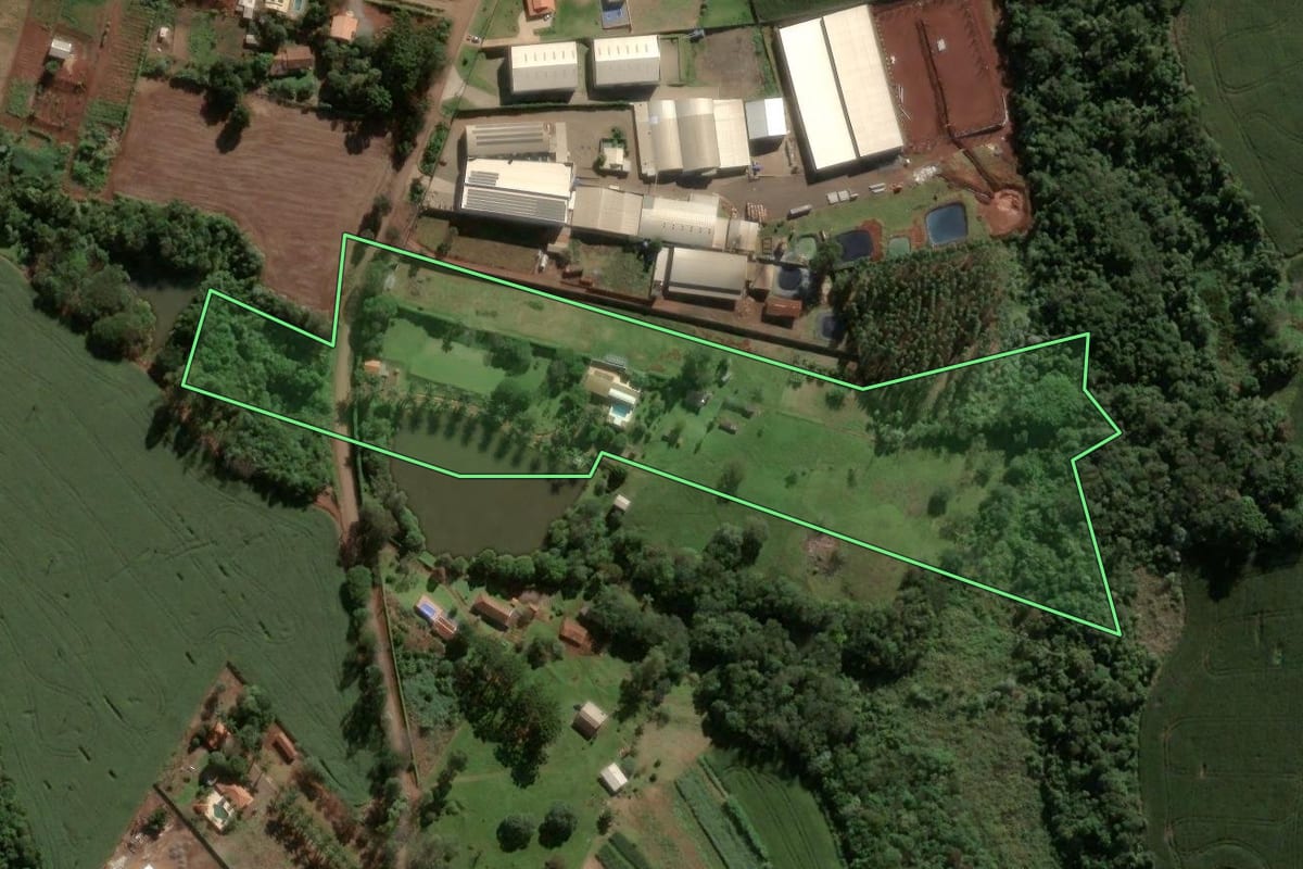 Imagem de satélite do imóvel rural em Apucarana (PR), com o contorno declarado no CAR desenhado por cima.