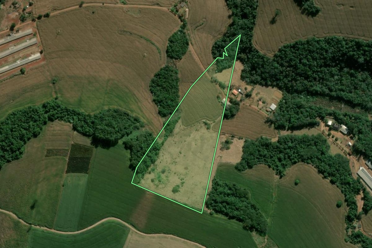Imagem de satélite do imóvel rural em Apucarana (PR), com o contorno declarado no CAR desenhado por cima.