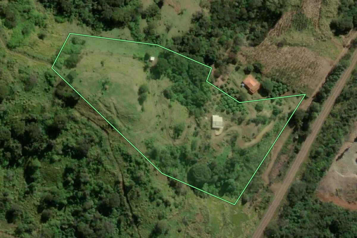 Imagem de satélite do imóvel rural em Apucarana (PR), com o contorno declarado no CAR desenhado por cima.