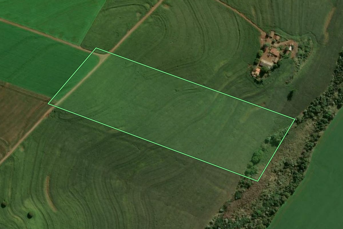 Imagem de satélite do imóvel rural em Apucarana (PR), com o contorno declarado no CAR desenhado por cima.
