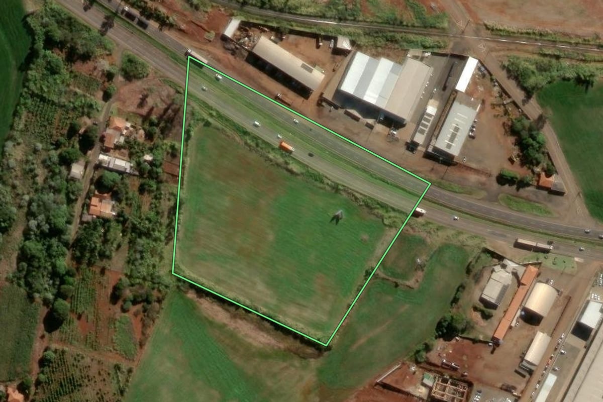 Imagem de satélite do imóvel rural em Apucarana (PR), com o contorno declarado no CAR desenhado por cima.