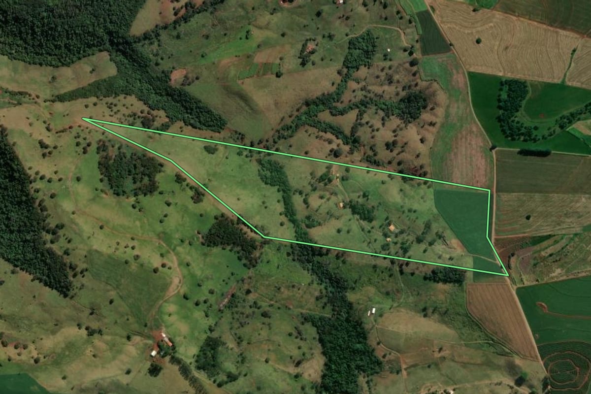 Imagem de satélite do imóvel rural em Apucarana (PR), com o contorno declarado no CAR desenhado por cima.
