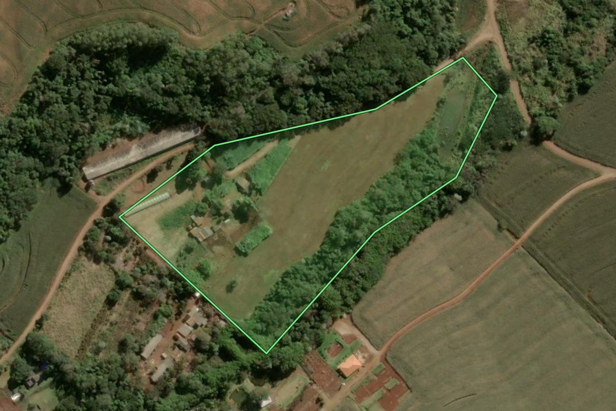Imagem de satélite do imóvel rural em Apucarana (PR), com o contorno declarado no CAR desenhado por cima.