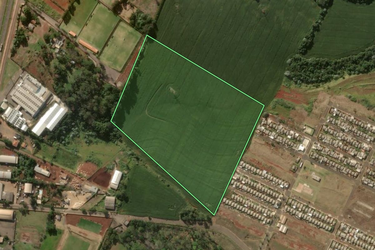 Imagem de satélite do imóvel rural em Apucarana (PR), com o contorno declarado no CAR desenhado por cima.