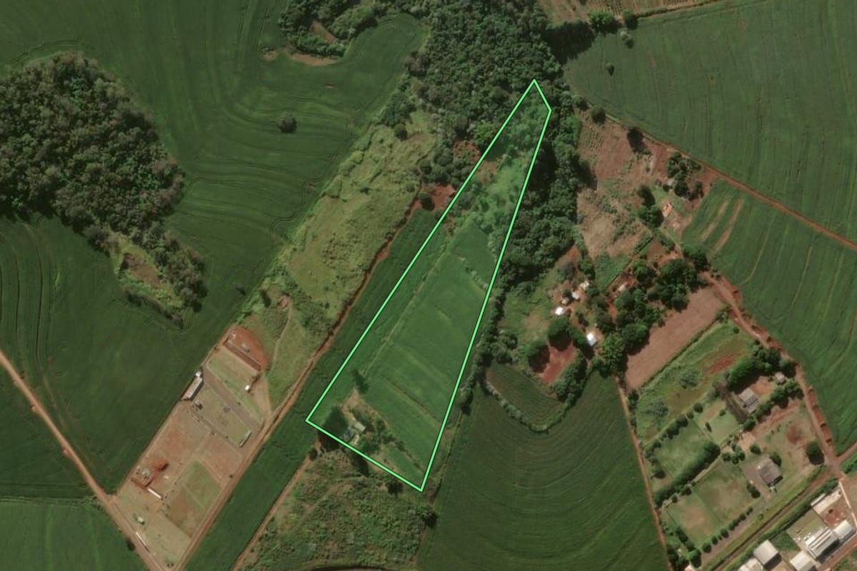 Imagem de satélite do imóvel rural em Apucarana (PR), com o contorno declarado no CAR desenhado por cima.