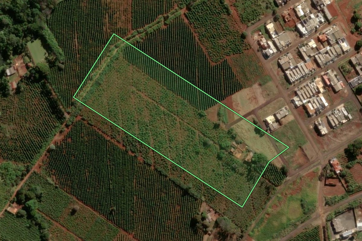 Imagem de satélite do imóvel rural em Apucarana (PR), com o contorno declarado no CAR desenhado por cima.