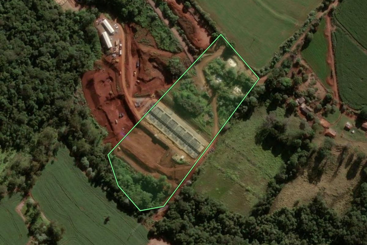 Imagem de satélite do imóvel rural em Apucarana (PR), com o contorno declarado no CAR desenhado por cima.