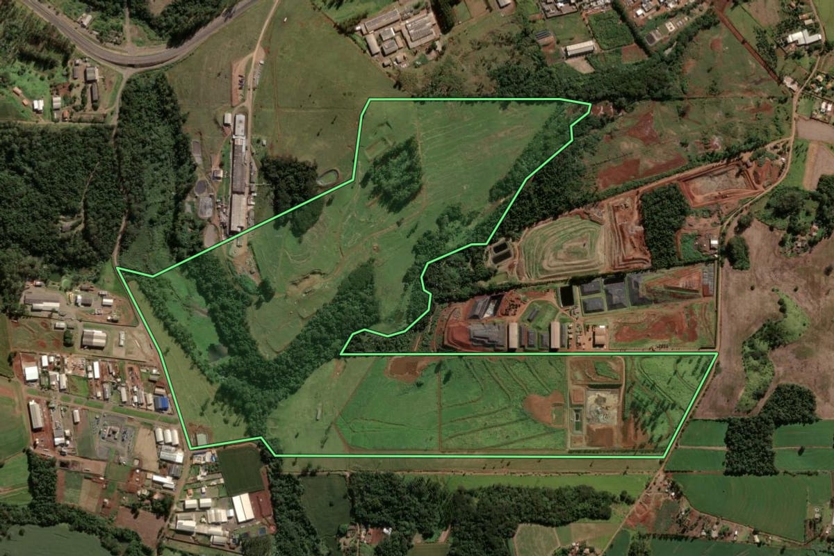 Imagem de satélite do imóvel rural em Apucarana (PR), com o contorno declarado no CAR desenhado por cima.