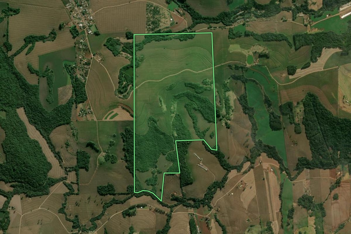 Imagem de satélite do imóvel rural em Apucarana (PR), com o contorno declarado no CAR desenhado por cima.