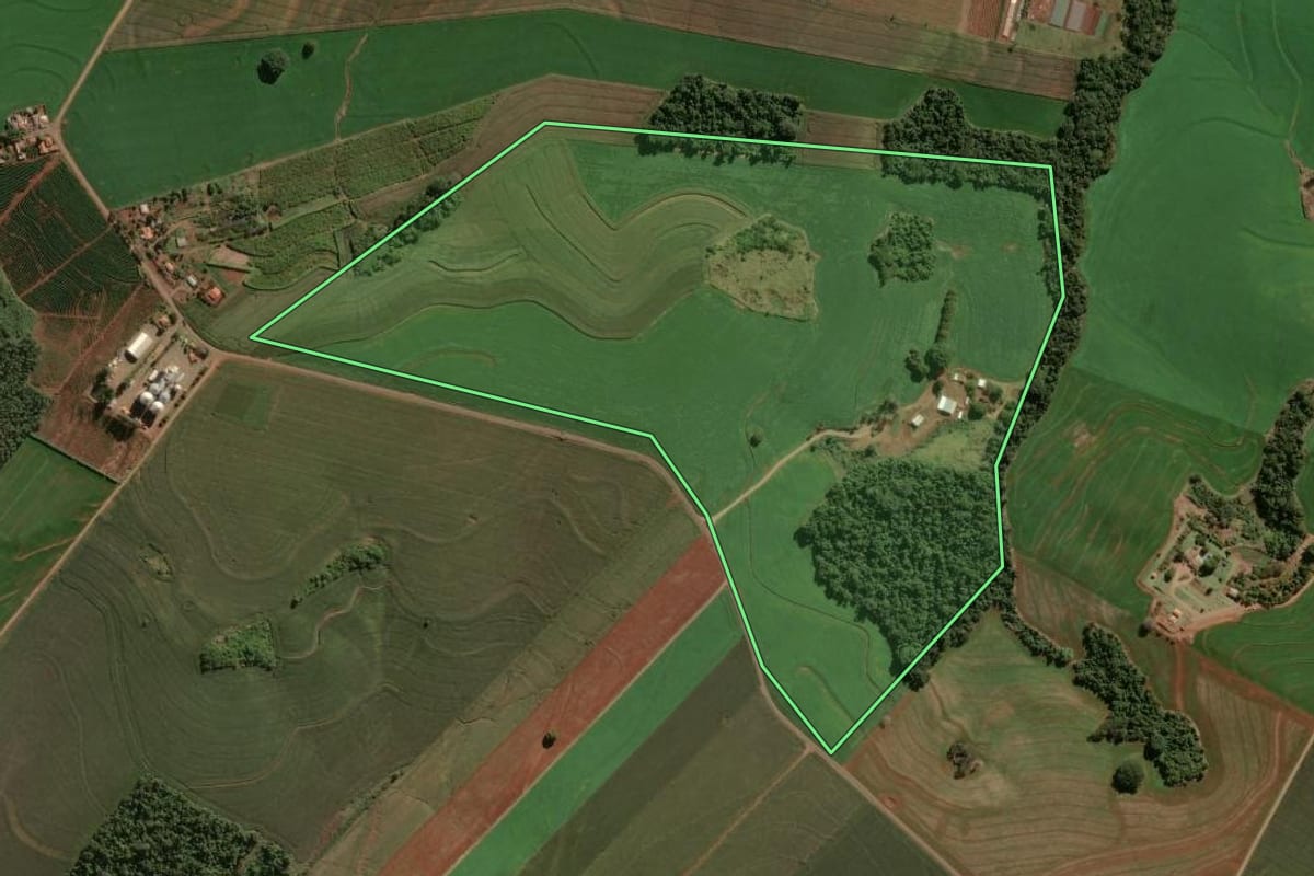 Imagem de satélite do imóvel rural em Apucarana (PR), com o contorno declarado no CAR desenhado por cima.