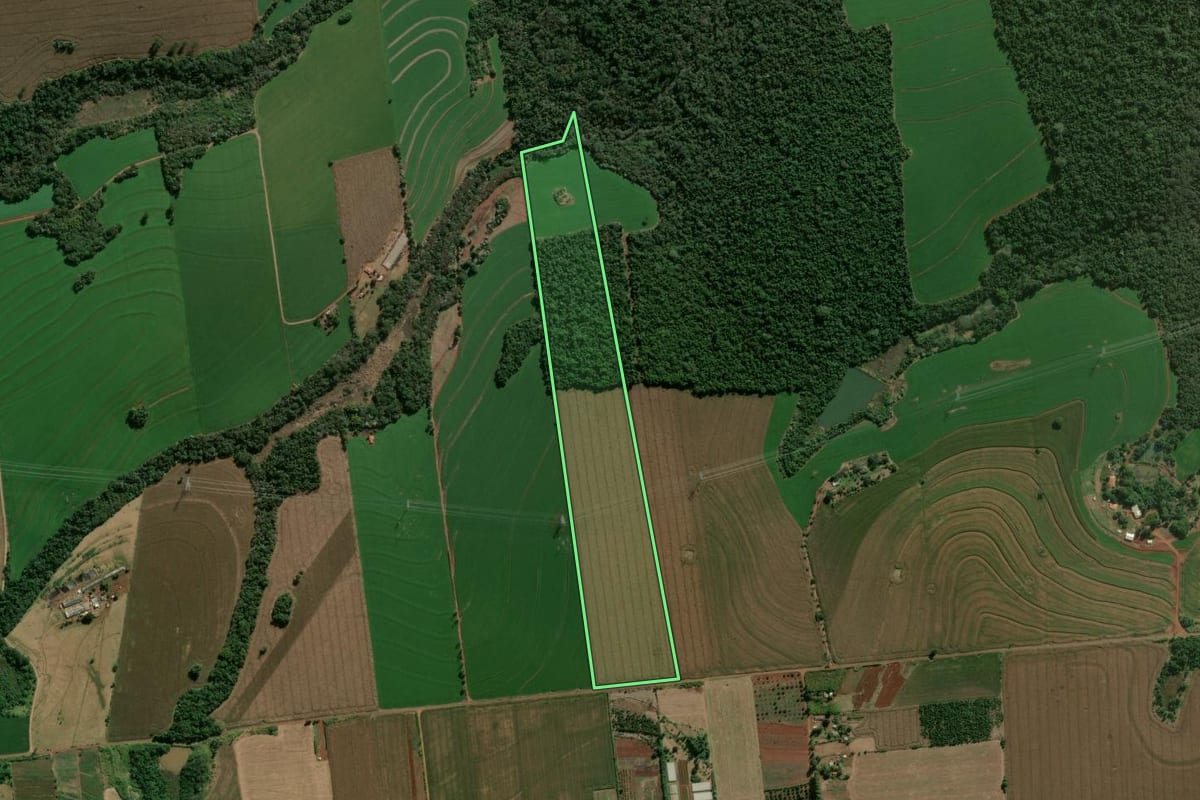 Imagem de satélite do imóvel rural em Arapongas (PR), com o contorno declarado no CAR desenhado por cima.