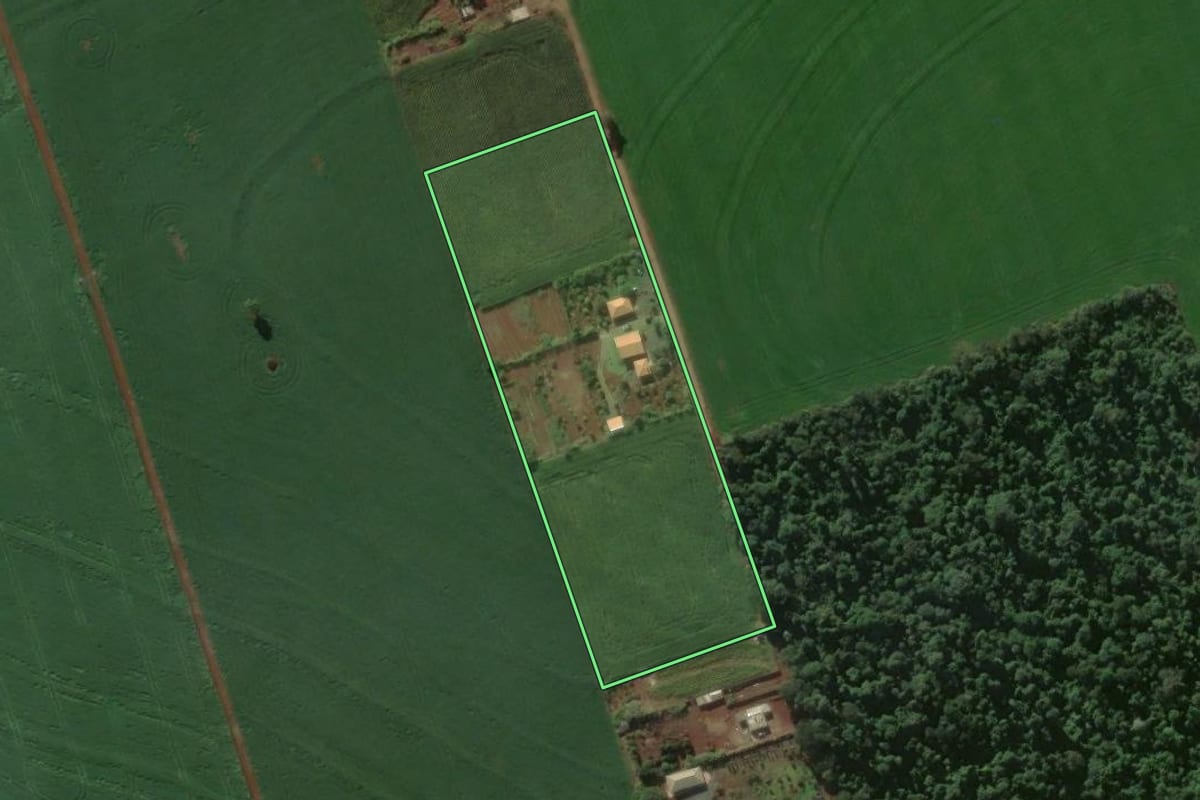 Imagem de satélite do imóvel rural em Arapongas (PR), com o contorno declarado no CAR desenhado por cima.