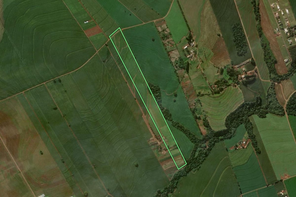 Imagem de satélite do imóvel rural em Arapongas (PR), com o contorno declarado no CAR desenhado por cima.