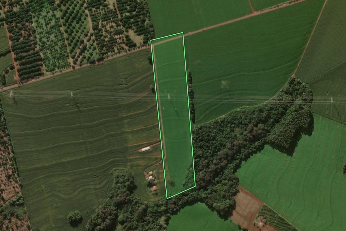 Imagem de satélite do imóvel rural em Arapongas (PR), com o contorno declarado no CAR desenhado por cima.