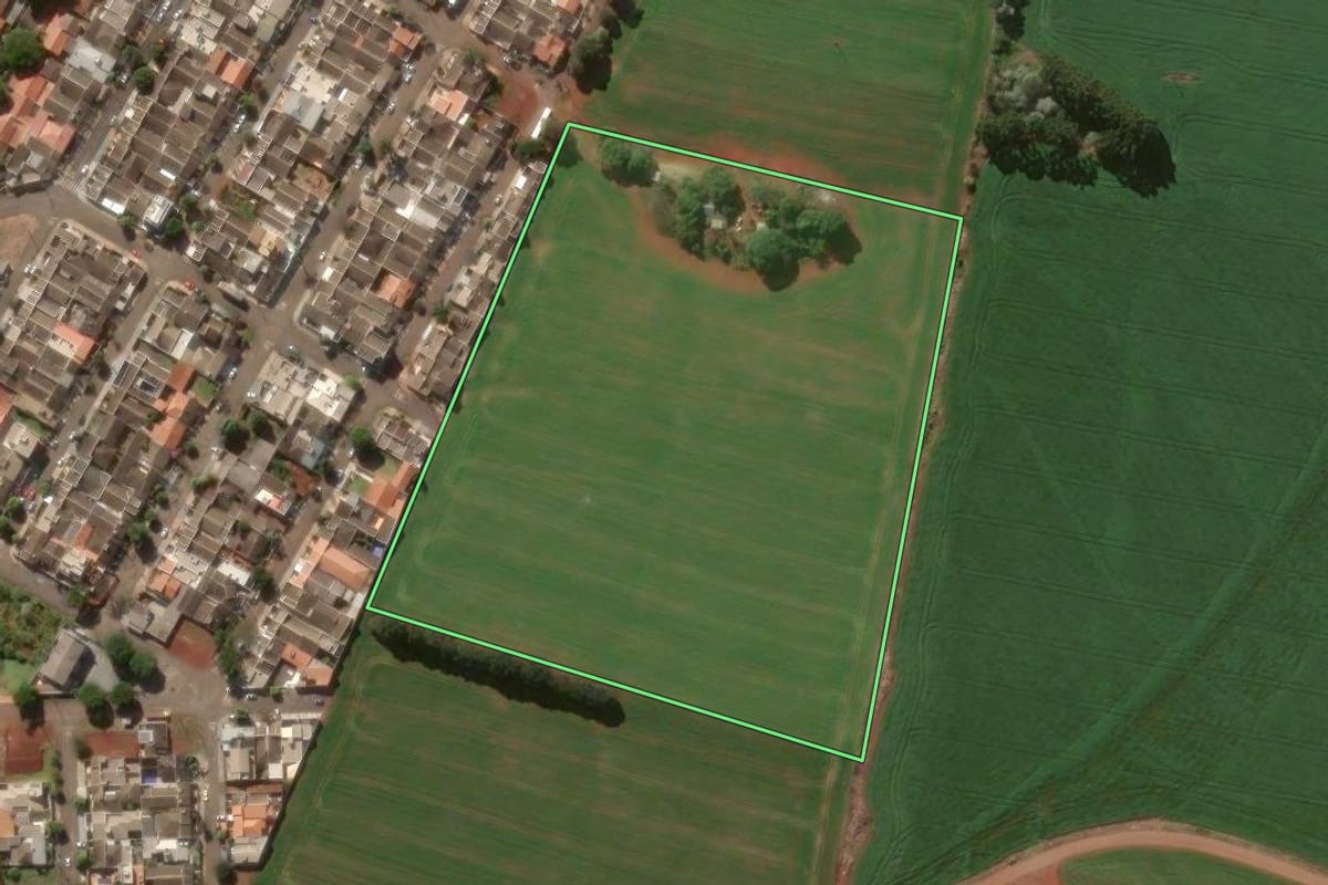 Imagem de satélite do imóvel rural em Arapongas (PR), com o contorno declarado no CAR desenhado por cima.