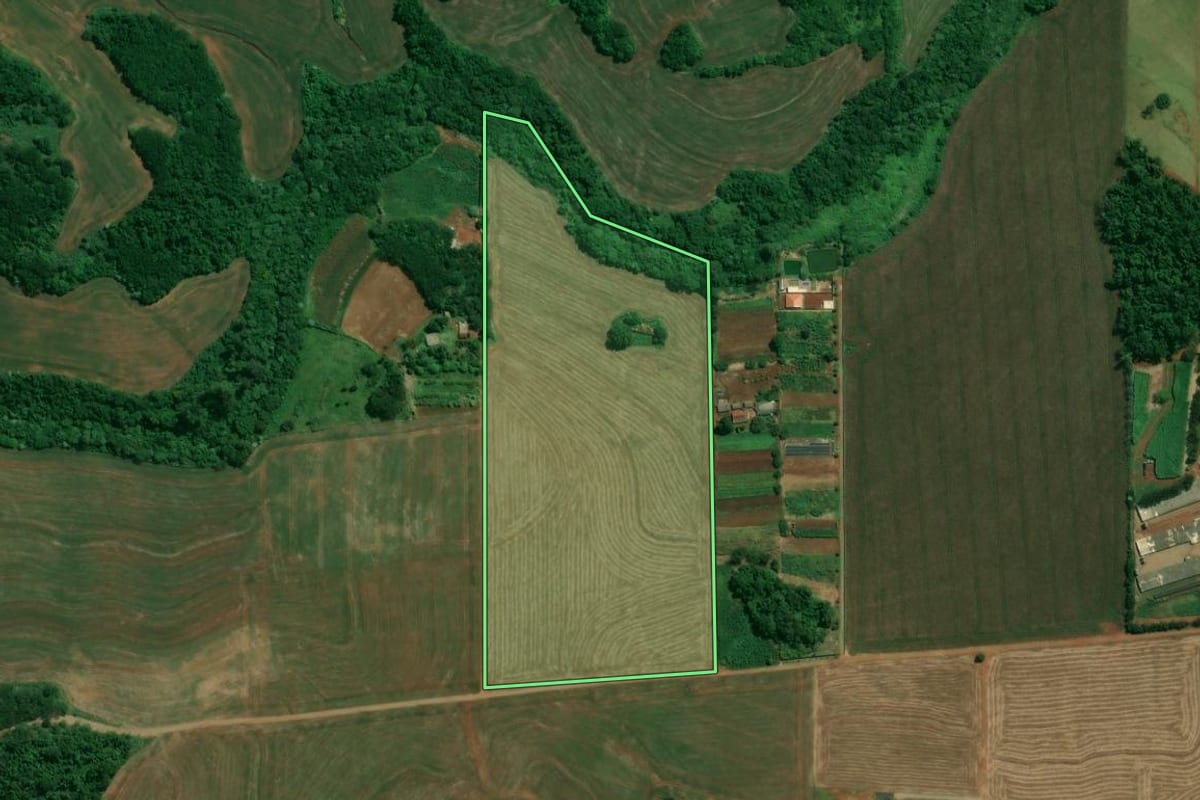 Imagem de satélite do imóvel rural em Arapongas (PR), com o contorno declarado no CAR desenhado por cima.