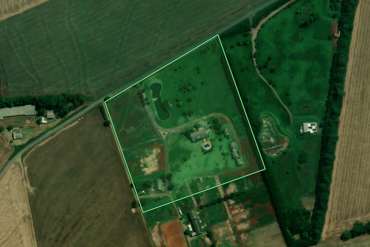 Imagem de satélite do imóvel rural em Arapongas (PR), com o contorno declarado no CAR desenhado por cima.
