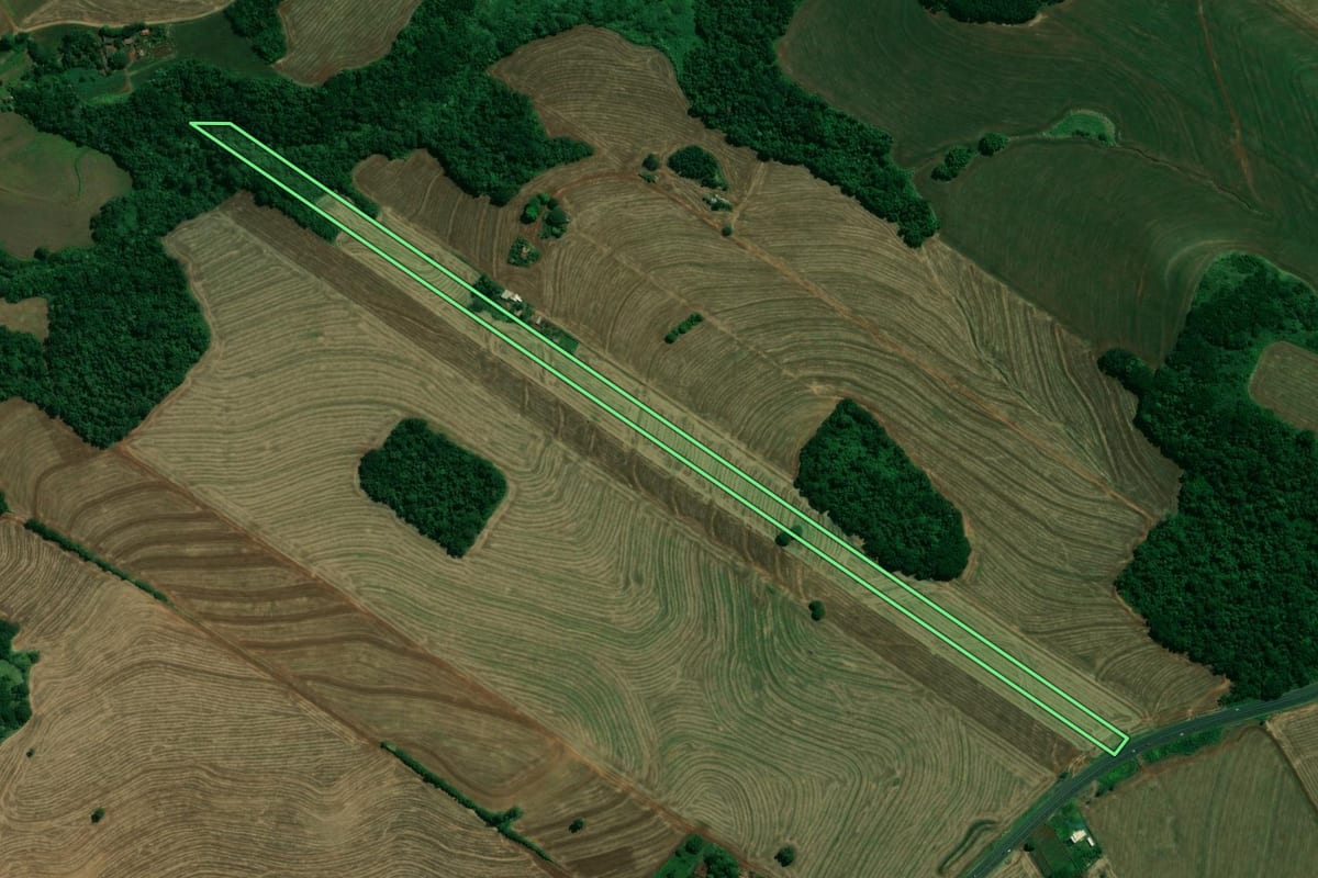 Imagem de satélite do imóvel rural em Arapongas (PR), com o contorno declarado no CAR desenhado por cima.