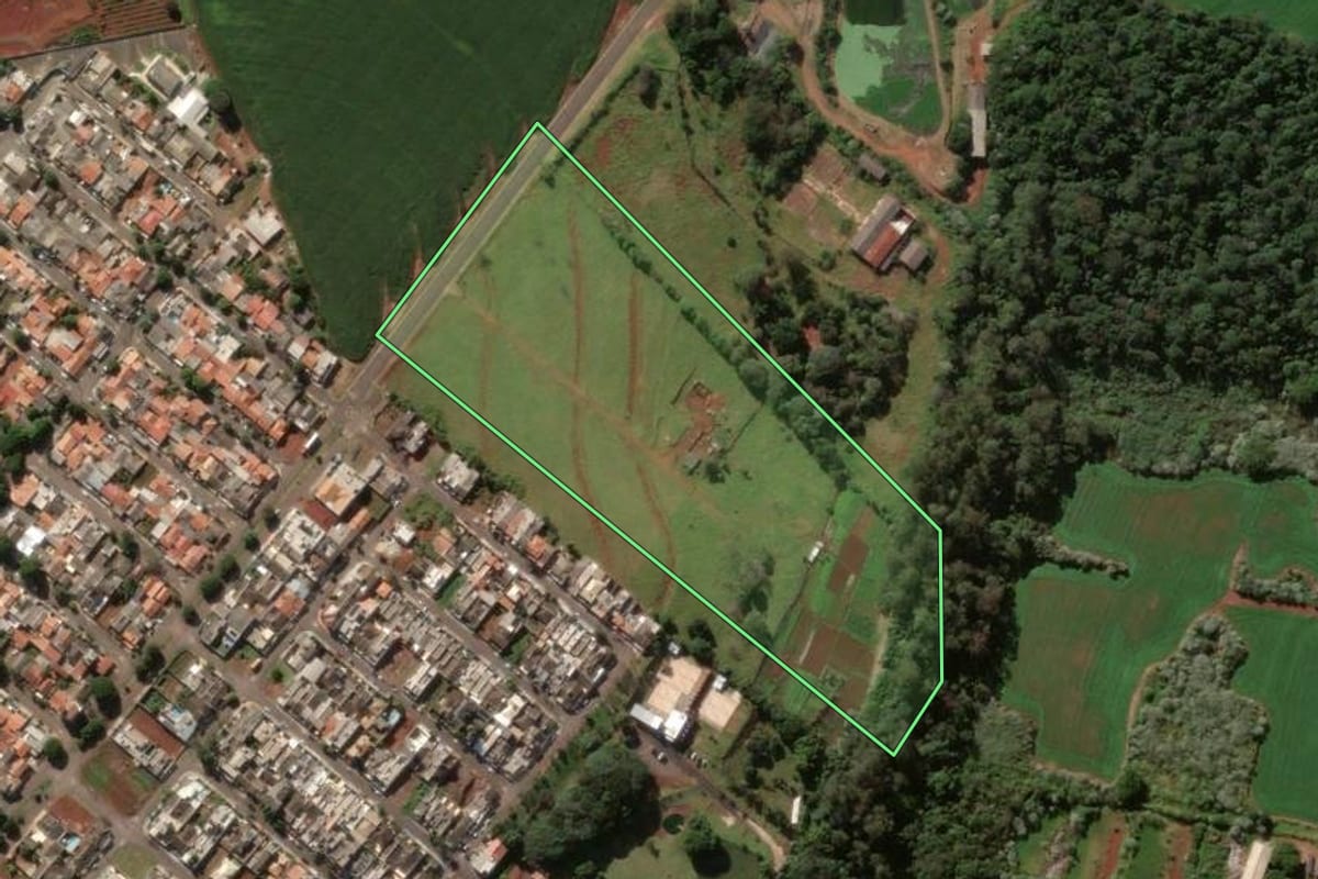 Imagem de satélite do imóvel rural em Arapongas (PR), com o contorno declarado no CAR desenhado por cima.