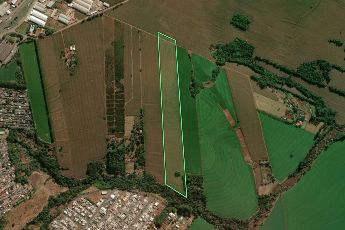 Imagem de satélite do imóvel rural em Arapongas (PR), com o contorno declarado no CAR desenhado por cima.