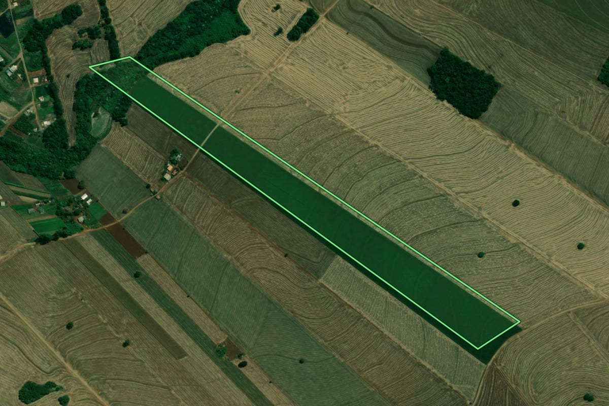 Imagem de satélite do imóvel rural em Arapongas (PR), com o contorno declarado no CAR desenhado por cima.